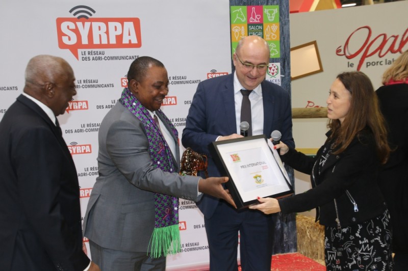 




Le ministre Adjoumani, écharpe au coup, recevant le prix décerné à la Côte d’Ivoire.