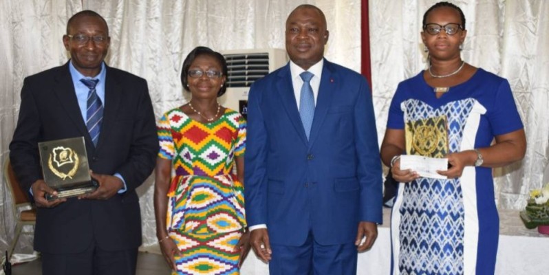 Autour du ministre de la Fonction publique (2e à partir de la droite), les trois lauréats visiblement heureux d'être désignés meilleurs fonctionnaires de l'année 2019. (DR)