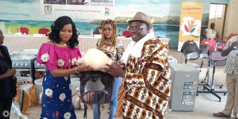 Une jeune coiffeuse recevant son kit.(DR)