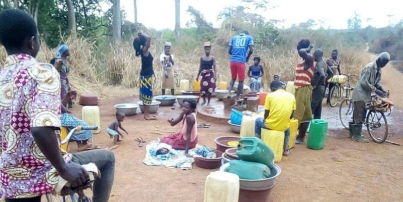 Les femmes passent des heures ici pour espérer avoir une petite quantité d'eau. (DR)