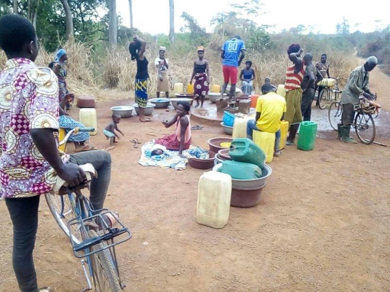 Les femmes passent des heures ici pour espérer avoir une petite quantité d'eau