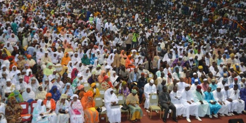 Des milliers de fidèles musulmans étaient dimanche au Palais des sports de Treichville pour suivre la conférence du Cheick Malik Konaté. (Dr)