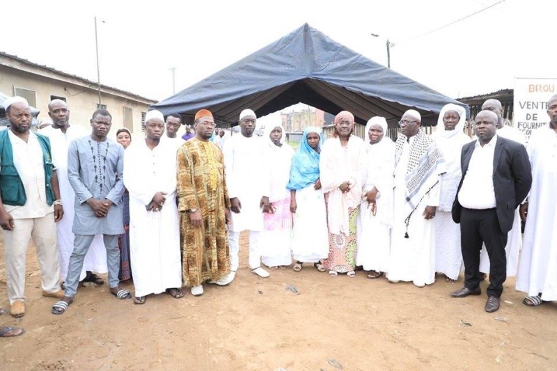 Le ministre Mariatou Koné et les parents des victimes ont prié pour le repos de l’âme de leurs enfants. PHOTO: DR 