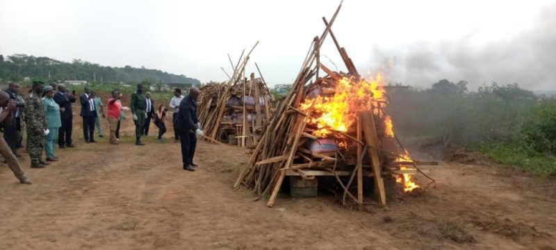 Le ministre Richard Donwahi a mis le feu au stock saisi. (DR)