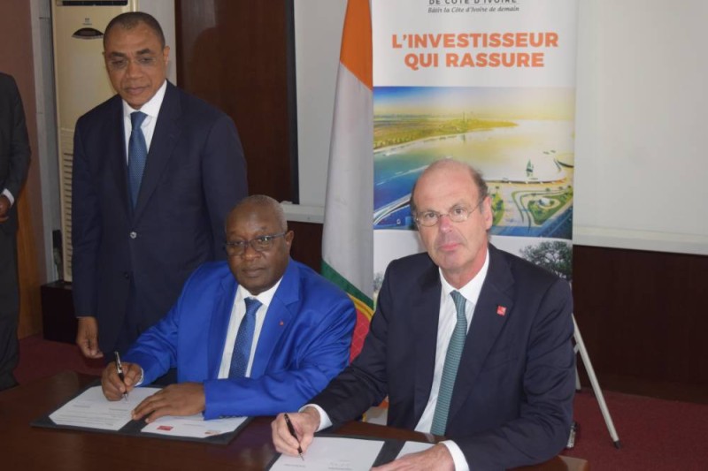 MM Eric LOMBARD (Dgl du Groupe Caisse des Dépôts de France) et  Lassina FOFANA (Dg de la Caisse des Dépôts et Consignations de Côte d’Ivoire) signe un accord de coopération sous le regard du ministre de l’Economie et des Finances, Adama Coulibaly (DR)