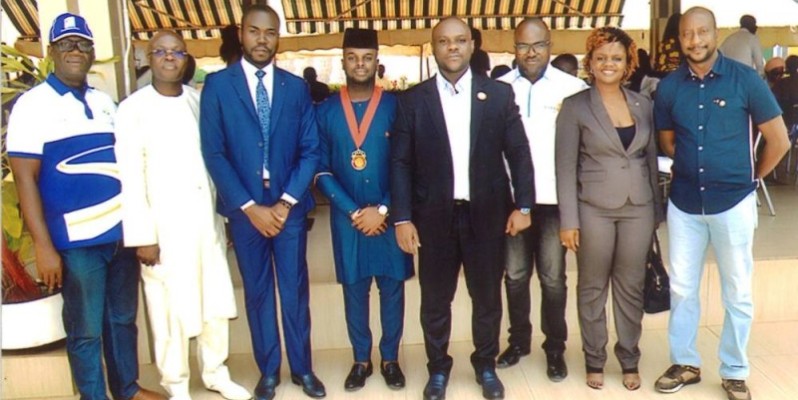 Des Rotaracts avec M. le maire de Daloa. (DR)