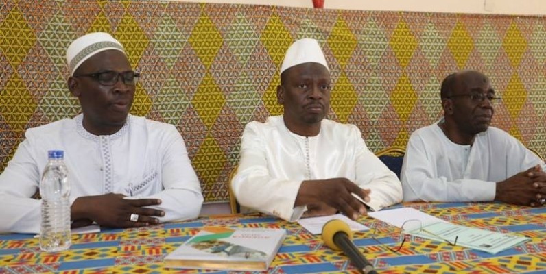 Kouyaté Abdoulaye, président de l’Ue-Rhdp (au centre) et ses collègues ont également réitéré leur attachement au Président du Rhdp. (DR)
