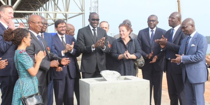 Le ministre Abdourahmane Cissé (au centre), à l'occasion de la pose de la première pierre de l’extension de la centrale thermique d’Azito (phase 4), a au nom du gouvernement, félicité toutes les parties prenantes pour leur implication dans le démarrage du projet. (DR)