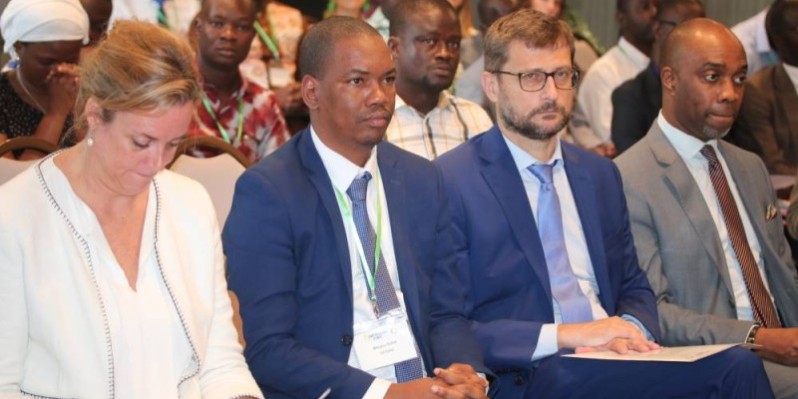Le directeur de l'emploi, Franck Dogoh (à l'extrême droite) avait à ses côtés les principaux initiateurs de l'atelier. (DR)
 