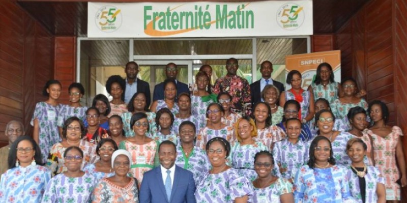 Les femmes de Fraternité Matin ont immortalisé l'événement avec le directeur général adjoint, Abel Nouho. (Julien Monsan)