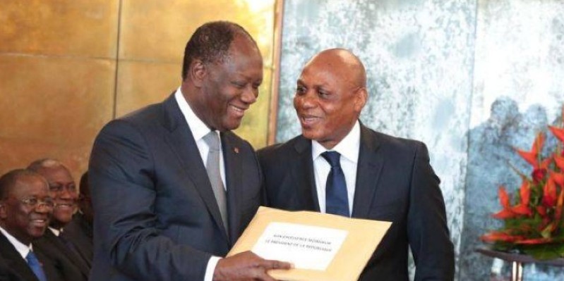 Le Chef de l’État, Alassane Ouattara, recevant copie du projet de la nouvelle Constitution des mains du Professeur Ouraga Obou en 2016. (Dr)