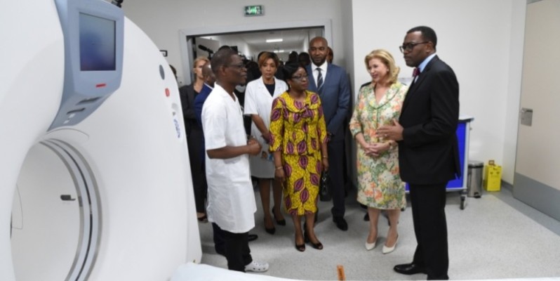 Le président de la Bad, Akinwumi Adesina, appréciant le plateau technique en compagnie de la présidente de Children of Africa, Dominique Ouattara. (Fondation Children of Africa)