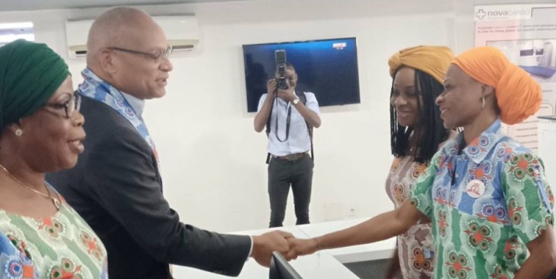 Le DG de la Polyclinique de l'Indénié saluant le personnel féminin. (DR)
