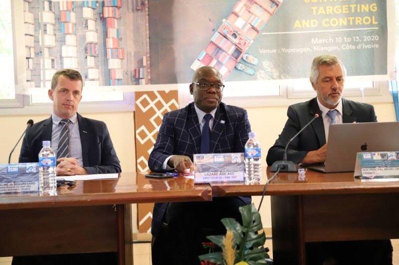 Commandant Abé Aké Lazare, directeur de l'Ismi (au centre) et ses partenaires entendent à travers ce séminaire, renforcer les capacités des participants pour un meilleur contrôle des conteneurs. (DR)