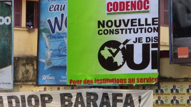 Une affiche de campagne à Conakry pour le référendum sur la nouvelle Constitution. (DR)
