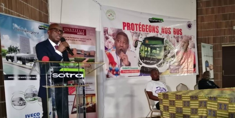 Le directeur général de la Sotra, Méité Bouaké sensiibilisant les étudiants. (DR)