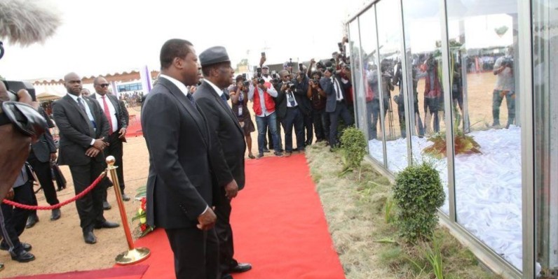 Les Présidents Ouattara et Gnassingbé s'inclinant devant la dépouille...