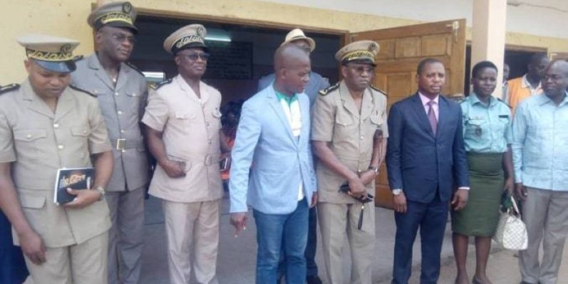 Le corps préfectoral, avec à sa tête Koné Mesemba, préfet de région de la Nawa, est venu apporter son soutien à la campagne initiée par Aimond William. (DR)