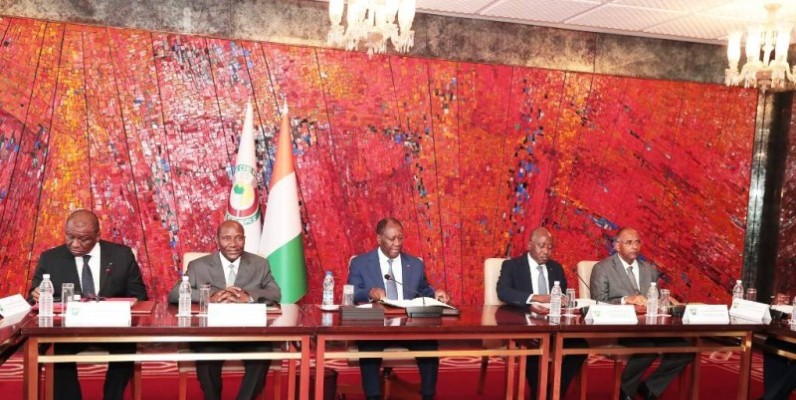 Le Chef de l’État, Alassane Ouattara, entouré de certains de ses collaborateurs. (DR)