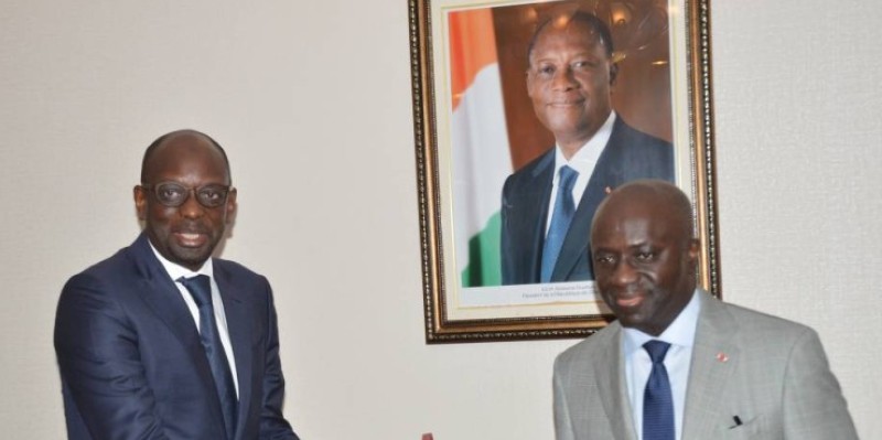 Le Représentant du Hcr, Askia Mohamed Touré, heureux avec sa décoration reçue des mains du ministre Amon-Tanoh.  (Monsan Julien)