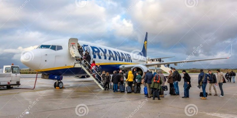 Des passagers montant à bord d'un avion. (DR)