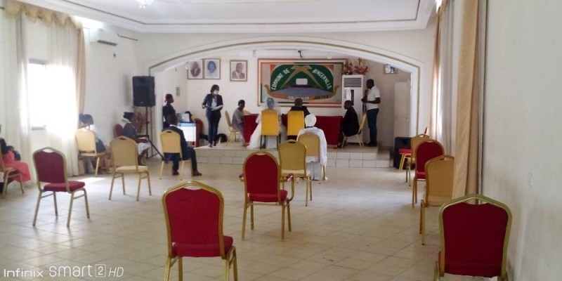 Un mariage célébré dans une salle quasi vide. (DR)