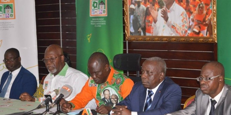 Yao Kouadio (au micro) entre Albert Flindé et Bernard Ouréga ( à sa gauche) a déclaré que leur déclaration traduit la volonté des cadres de l’Udpci. PHOTO :DR