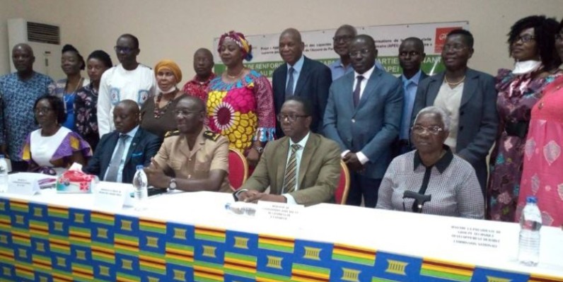 La cérémonie d'ouverture de la session de formation s'est achevée par une photo de famille entre les bénéficiaires de la formation et les officiels.(DR)