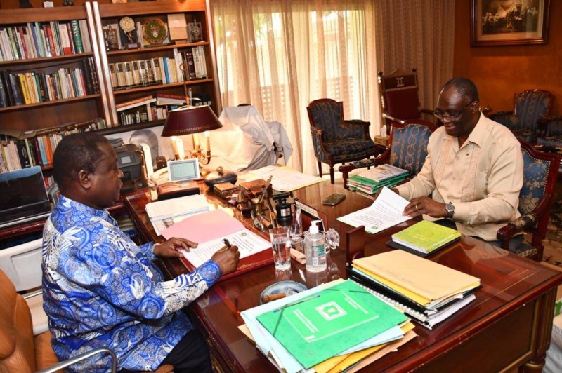 Séance de travail entre le président du parti, Henri Konan Bédié et son Secrétaire exécutif en chef, Maurice Guikahué (DR)