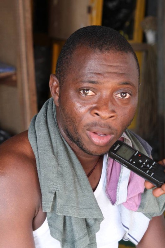 Kouakou Jean Martial, vendeur d'habits mortuaires (Josephine Kouadio)