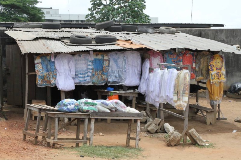 Des habits mortuaires attendent d'éventuels acheteurs. (Josephine Kouadio)