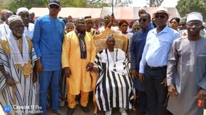 Le sénateur Diomandé Mamadou (en bleu) a invité les chefs des villages du canton Kandessi à la paix et à l’union sacrée autour du chef. (DR)