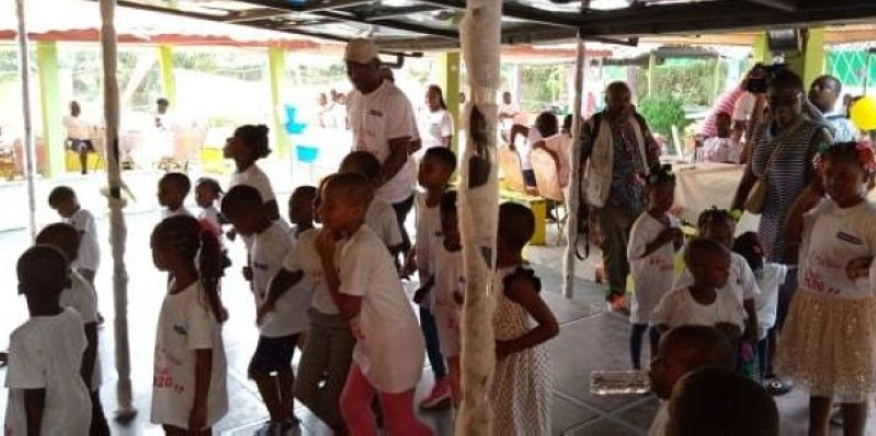 Le directeur général Honorat Boua exécutant un ballet avec les enfants des agents de l’entreprise. (DR)