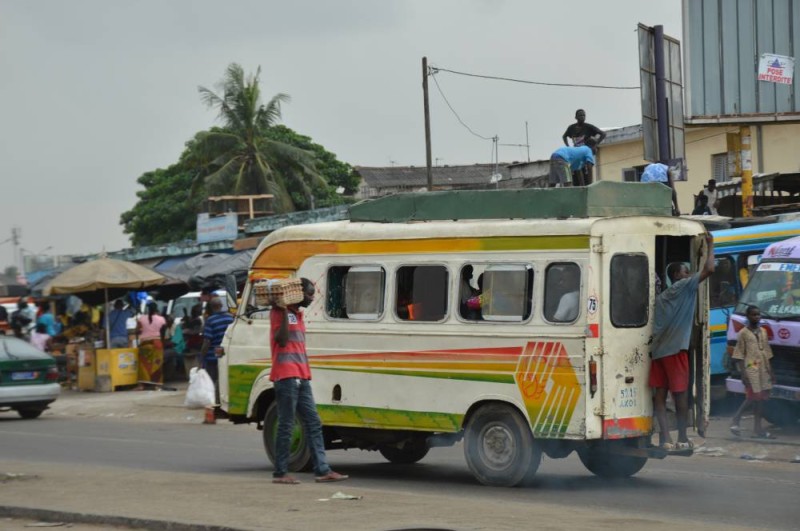 Ces vieux véhicules demeurent des moyens de transport très avantageux pour de nombreux Abidjanais. (DR)
