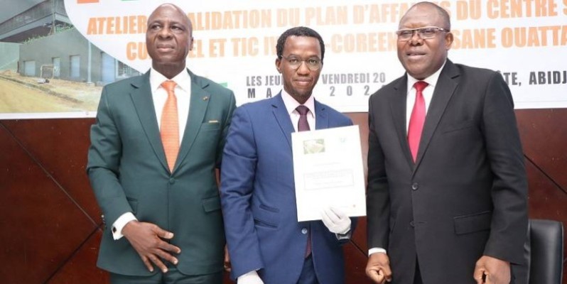 Thomas Coulibaly, président du comité scientifique (au centre), a remis une copie du rapport final au président de l'atelier. (DR)