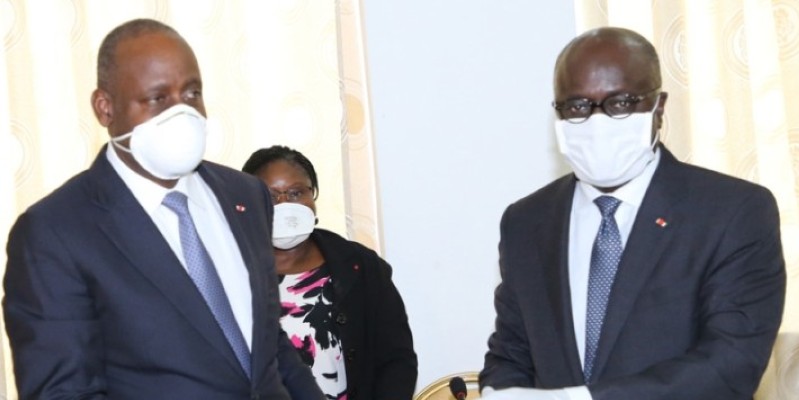 Marcel Amon-Tanoh (à droite), le ministre des Affaires étrangères sortant remettant les dossiers à son intérimaire, Ally Coulibaly (à gauche), ministre de l’Intégration africaine et des Ivoiriens de l’extérieur.  (PORO DAGNOGO)