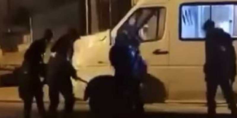 Des forces de l'ordre interpellant un conducteur de Gbaka. (Dr)