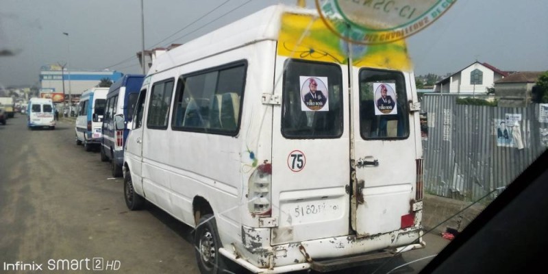 Des chauffeurs de gbaka foulent les consignes au pied. (DR)