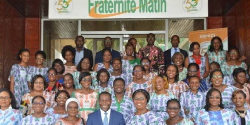Les femmes de Fraternité Matin, lors de la célébration de la Journée internationale des femmes, avec le directeur général adjoint, Abel Nouho (devant). (Julien Monsan)