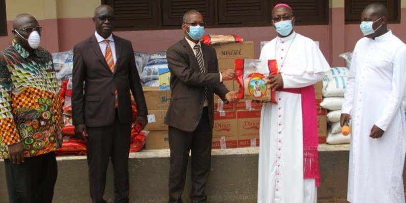 Mgr Jean Salomon Lézoutié (à droite) recevant symboliquement le don des mains de Coulibaly Issifou. (DR)