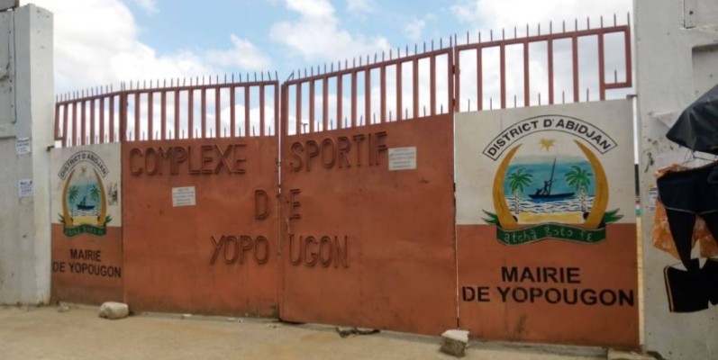 Le portail de l'entrée principale du Complexe sportif de Yopougon fermé. (Thierry Kouassi)