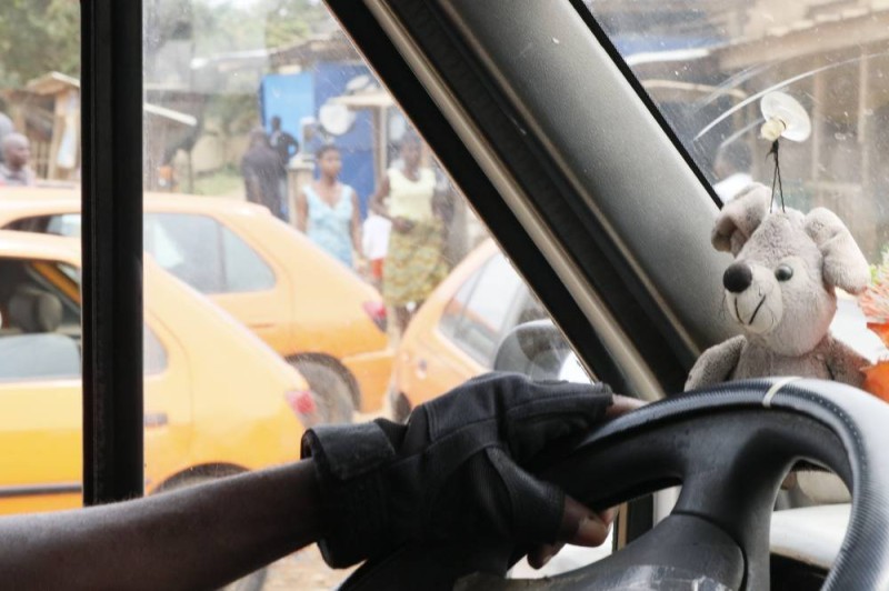 Ce chauffeur au volant a fait augmenter le prix du transport d'Adjamé à Bingerville. (Bavane)
