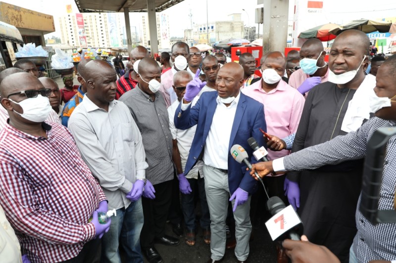 Ibrahim Diaby (veste bleue), directeur général du Haut conseil, a décortiqué le message du Chef de l’État auprès de ses collègues. (DR)