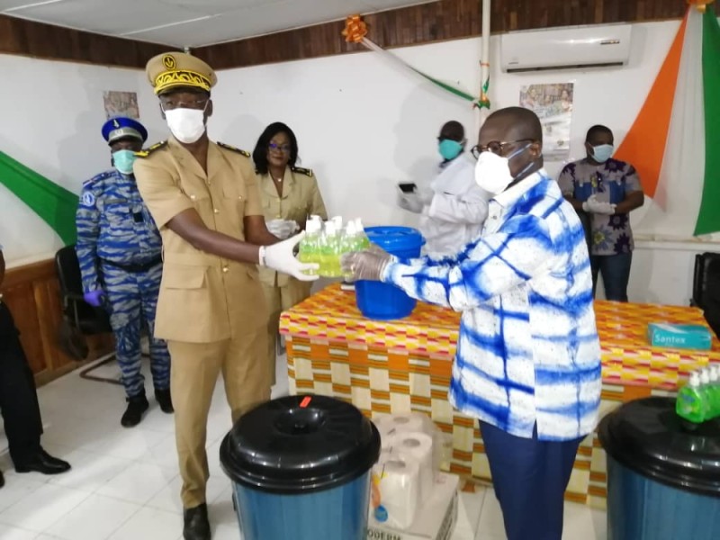 Le Secrétaire général de la Préfecture, Claude Ogou Yapi, recevant un échantillon du lot de matériel mis à la disposition des populations. (DR)