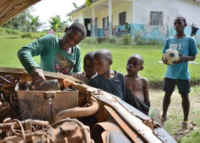 Des enfants qui aident leurs parents pendant leur temps perdu (DR)