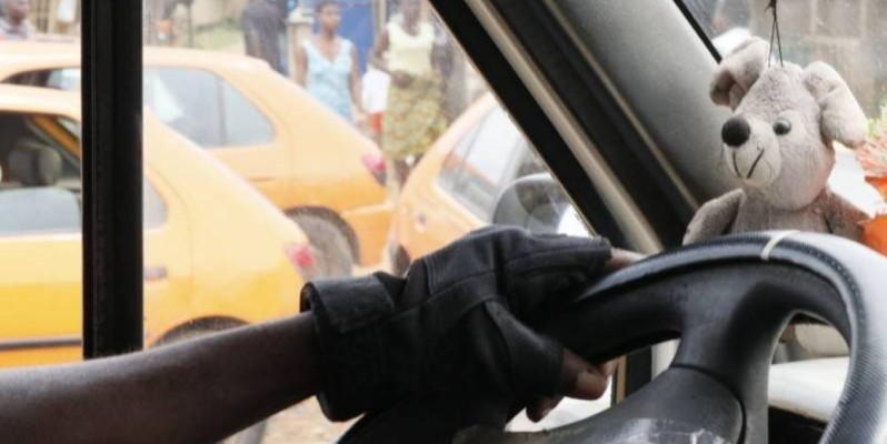 Un chauffeur de gbaka au volant. (Image d'archive)