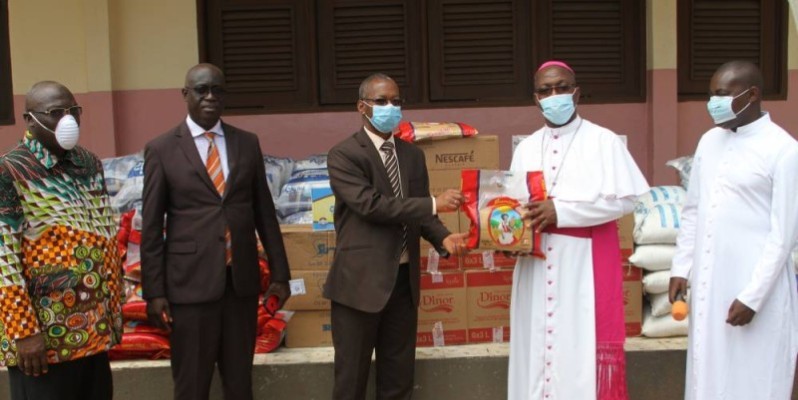 Mgr Jean Salomon Lézoutié (à droite) recevant symboliquement le don des mains de Coulibaly Issifou.  