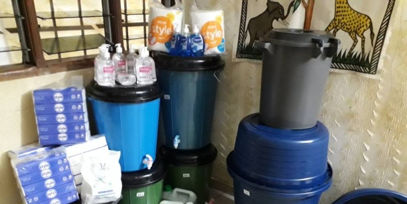 Des produits et récipients offerts par la mutuelle pour le lavage des mains. (DR)