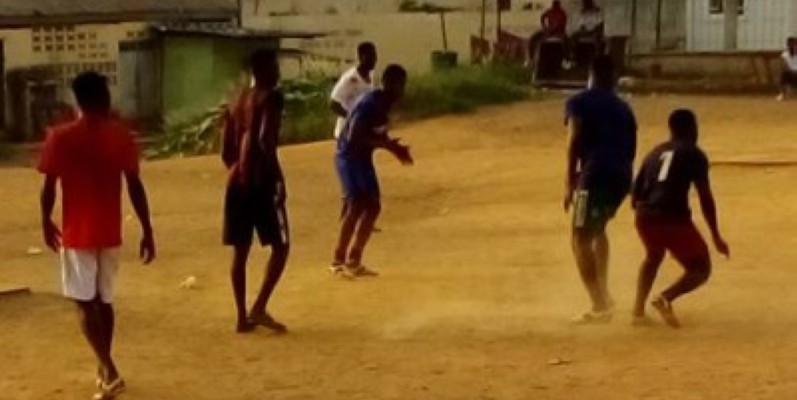 Ces jeunes jouent au football malgré les mesures contre le covid-19 (Bavane)
