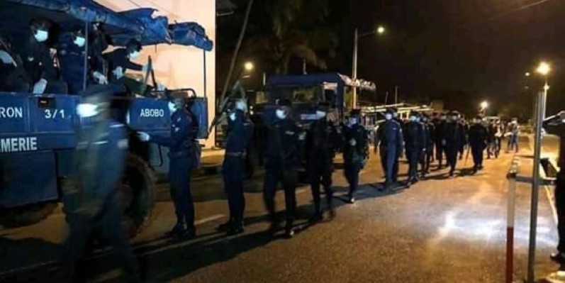 Les forces de l'ordre pendant le couvre-feu